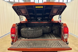 oranssi Toyota Hilux 2018 kuva 12.
