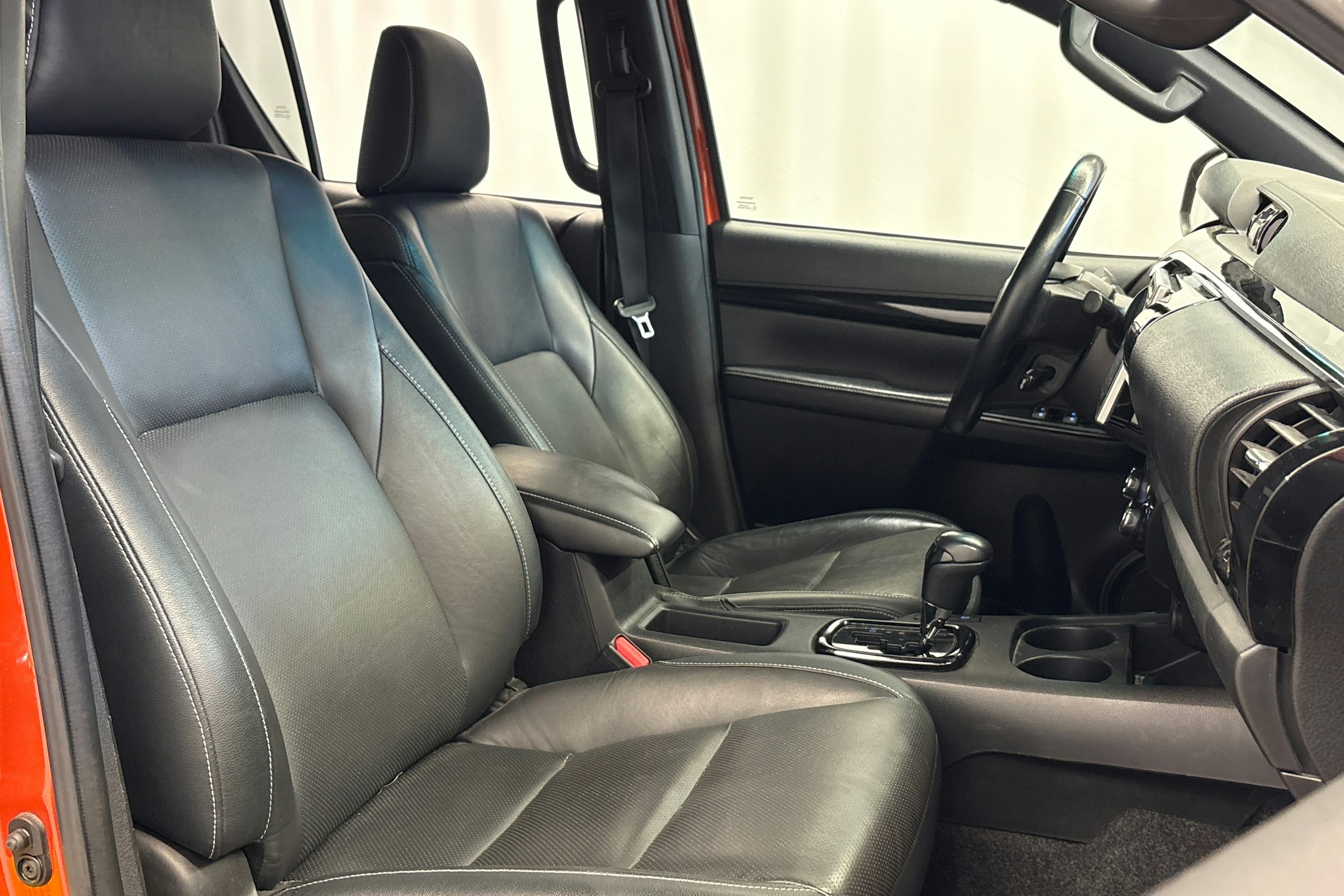 oranssi Toyota Hilux 2018 kuva 13.