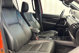 oranssi Toyota Hilux 2018 kuva 13.