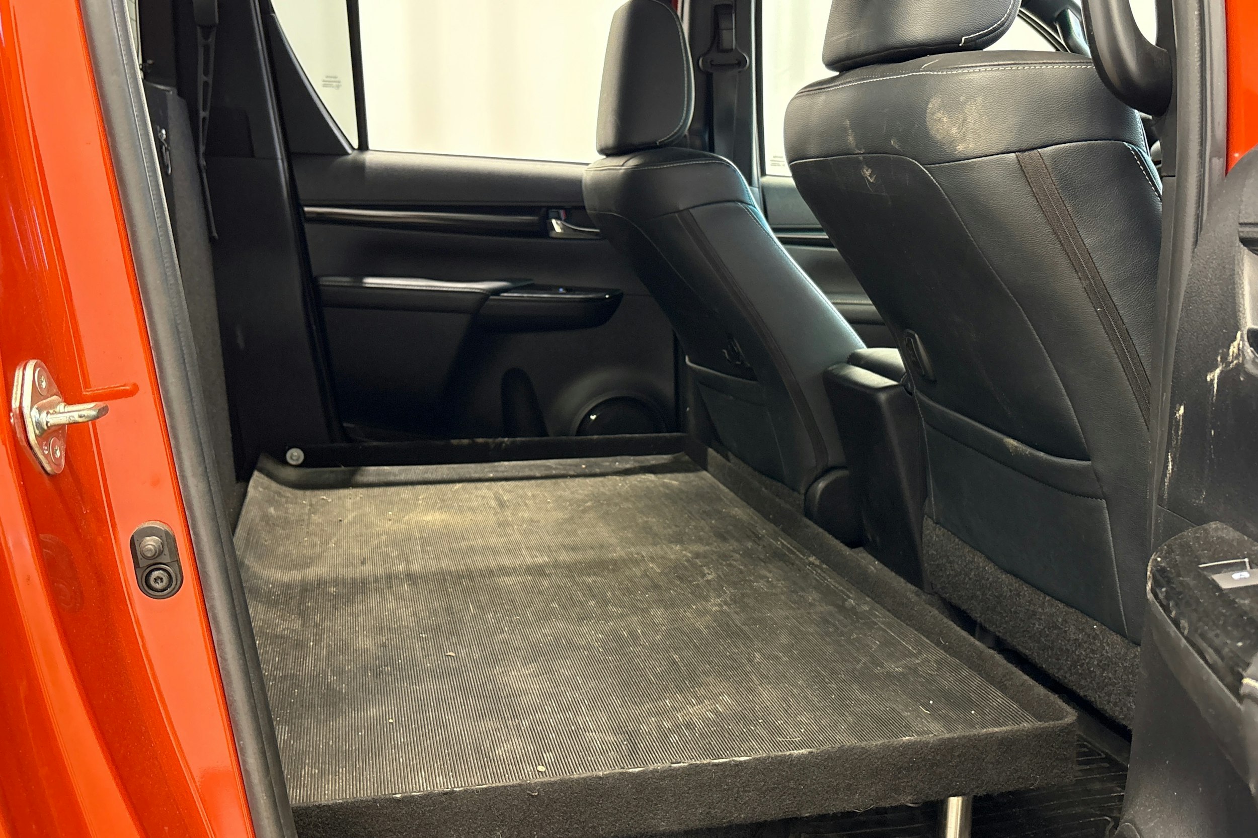 oranssi Toyota Hilux 2018 kuva 14.