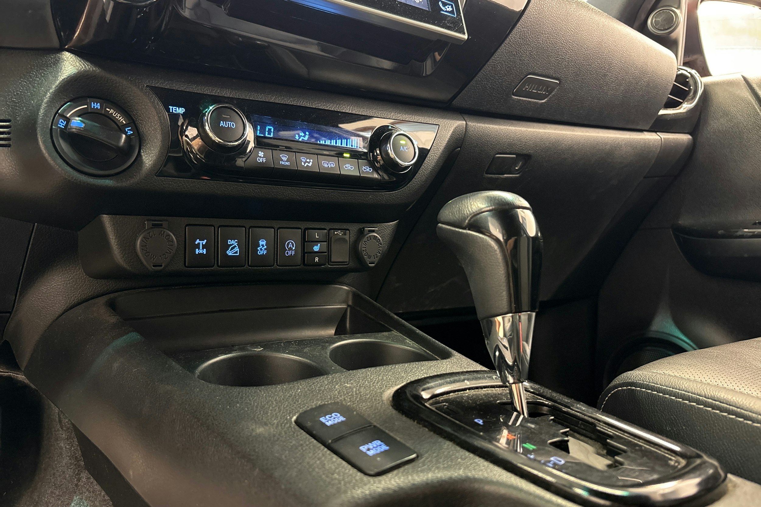 oranssi Toyota Hilux 2018 kuva 16.