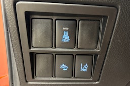 oranssi Toyota Hilux 2018 kuva 17.