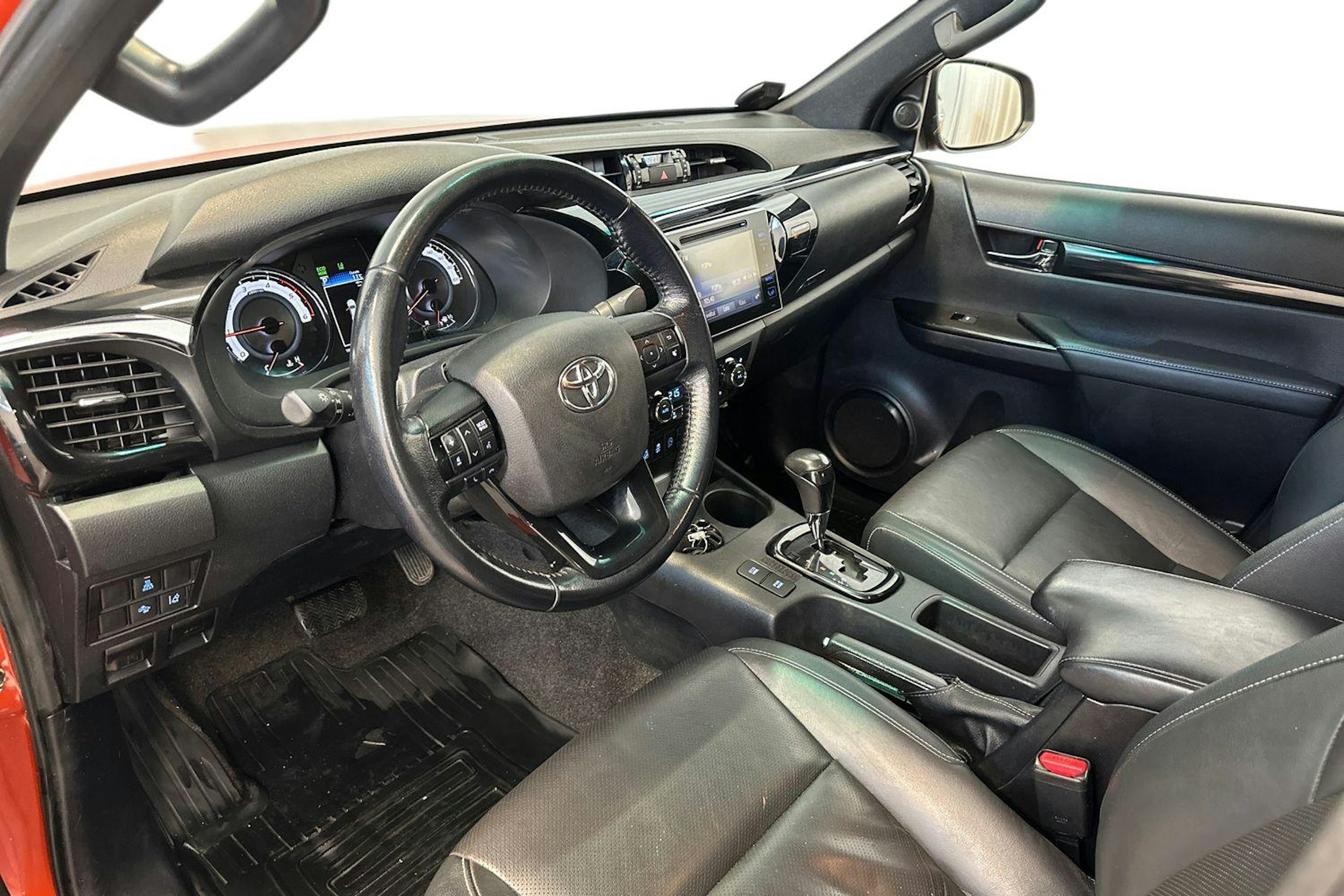 oranssi Toyota Hilux 2018 kuva 7.