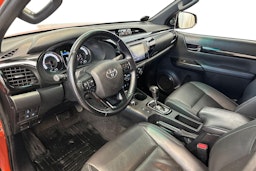 oranssi Toyota Hilux 2018 kuva 7.