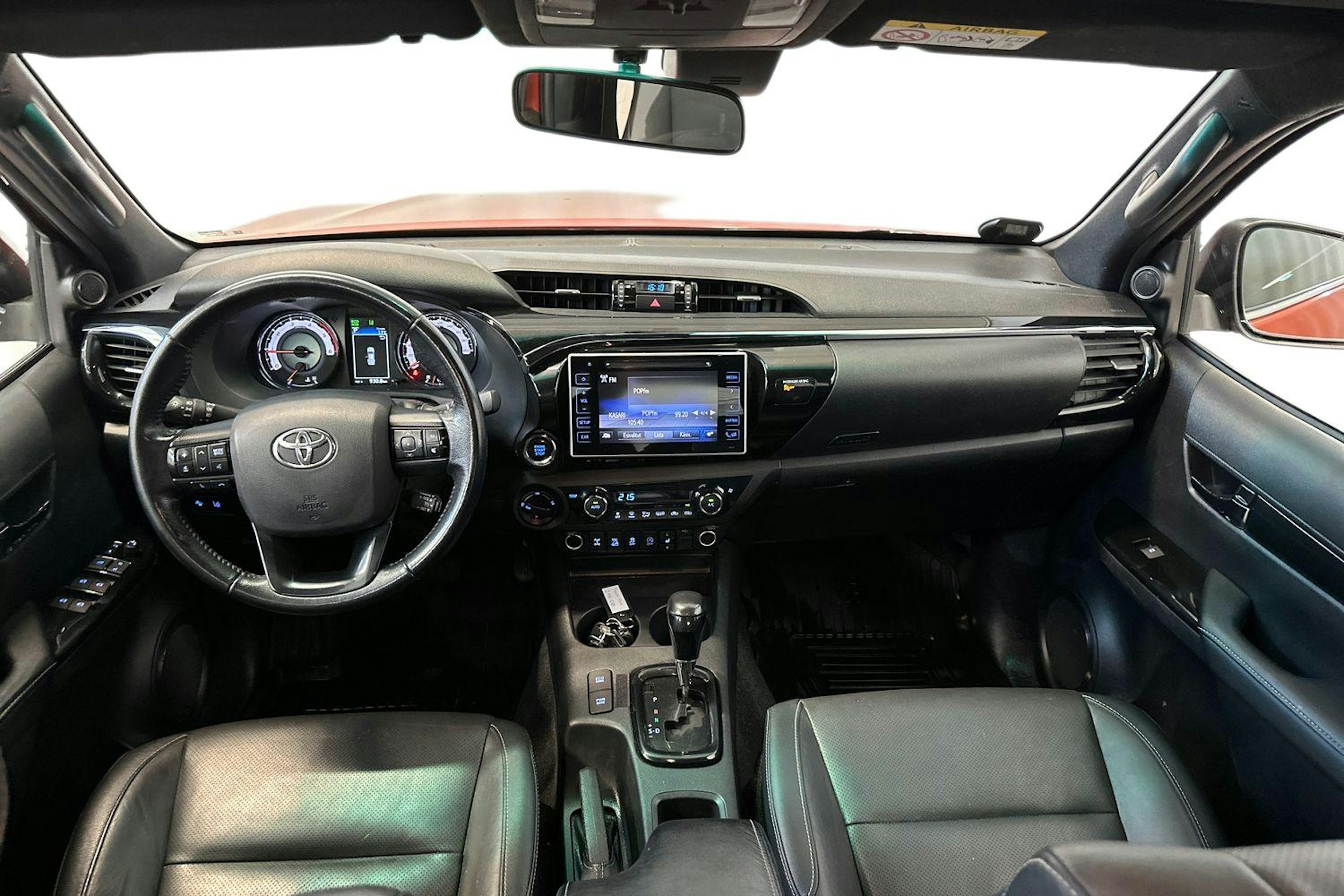 oranssi Toyota Hilux 2018 kuva 9.