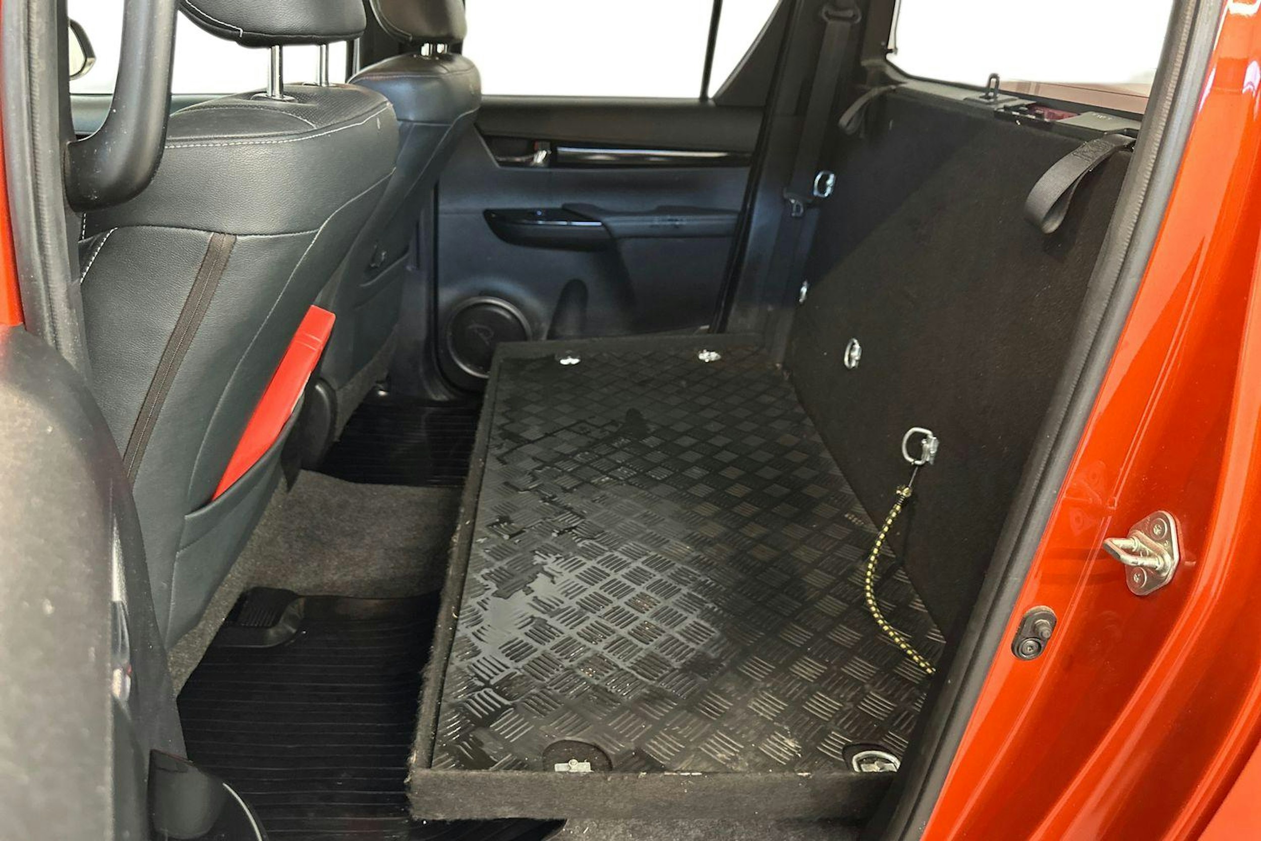 oranssi Toyota Hilux 2018 kuva 10.