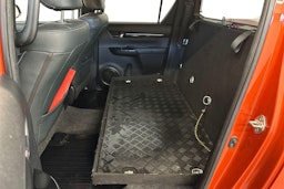 oranssi Toyota Hilux 2018 kuva 10.