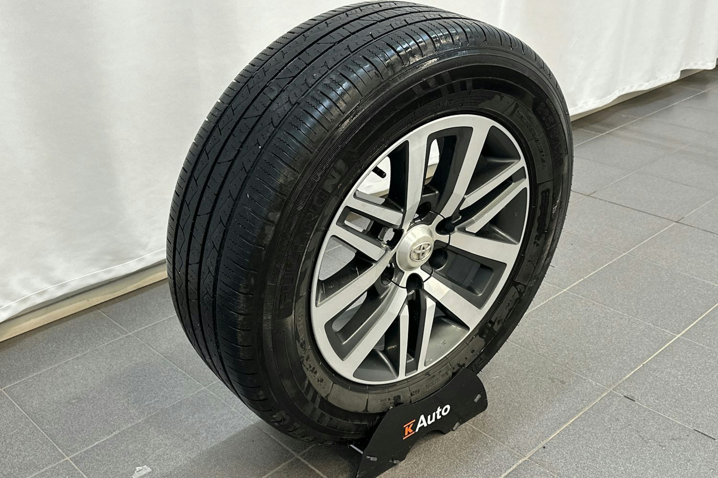 oranssi Toyota Hilux 2018 kuva 11.