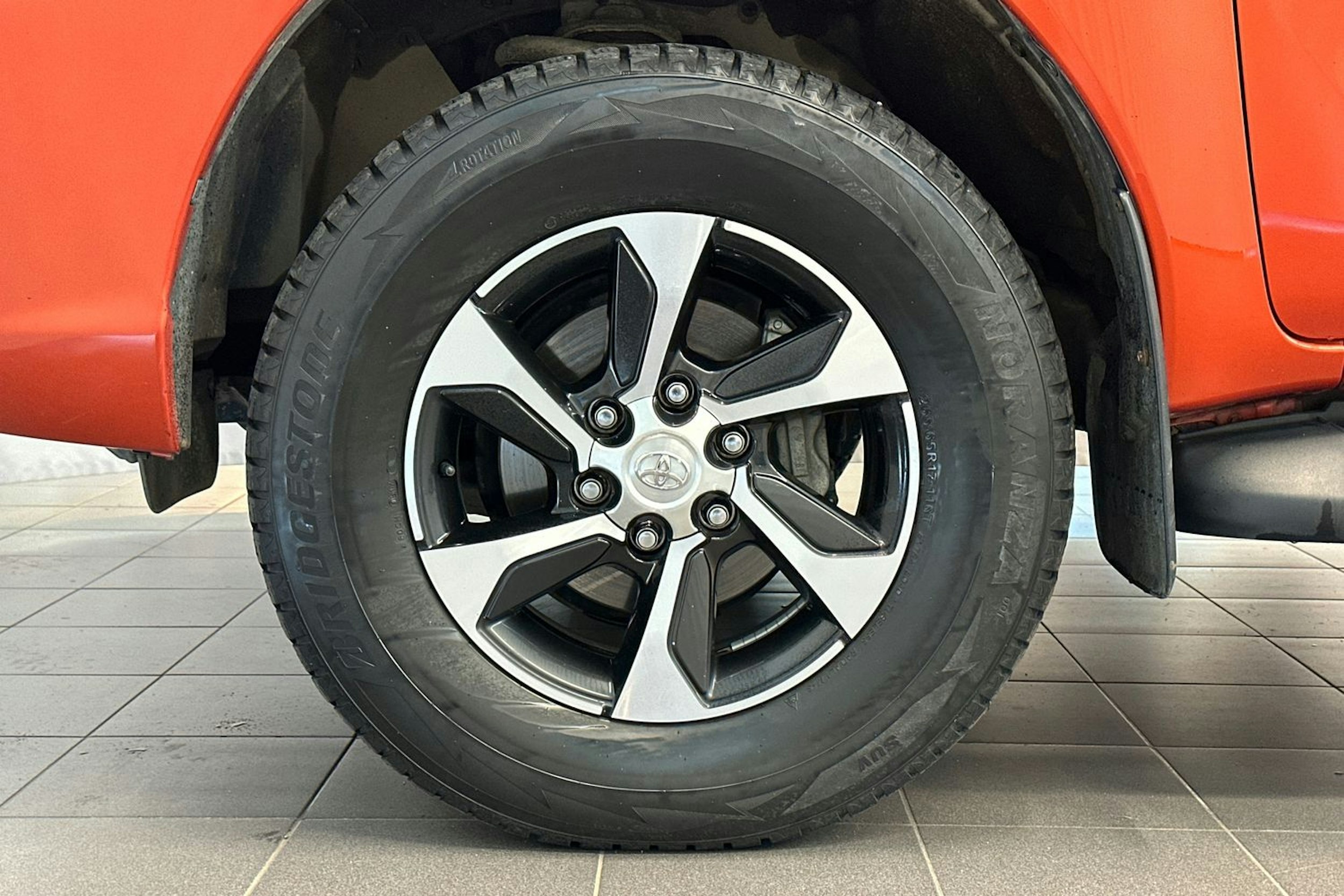 oranssi Toyota Hilux 2018 kuva 13.