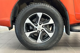 oranssi Toyota Hilux 2018 kuva 13.