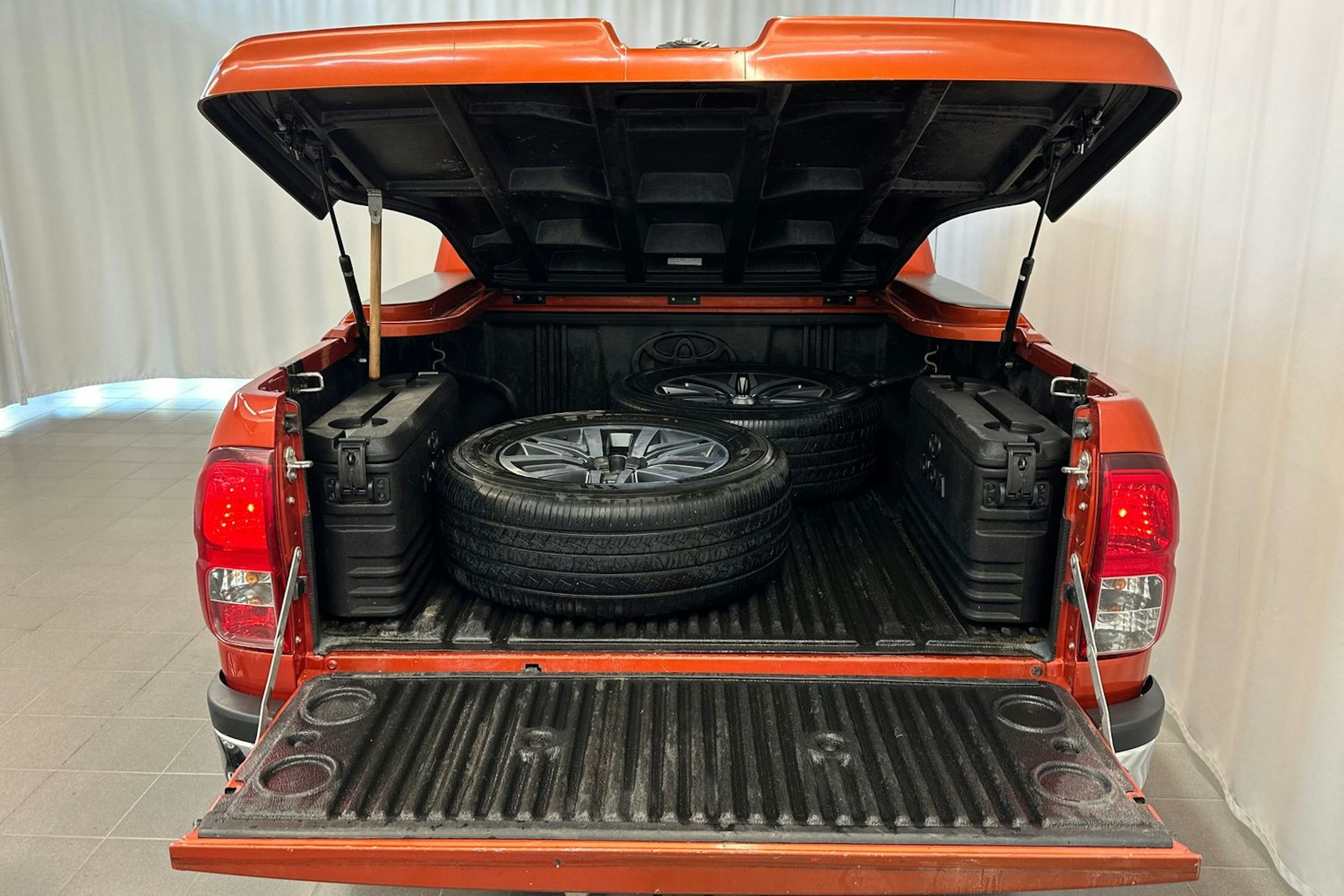 oranssi Toyota Hilux 2018 kuva 14.