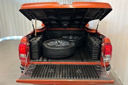 oranssi Toyota Hilux 2018 kuva 14.