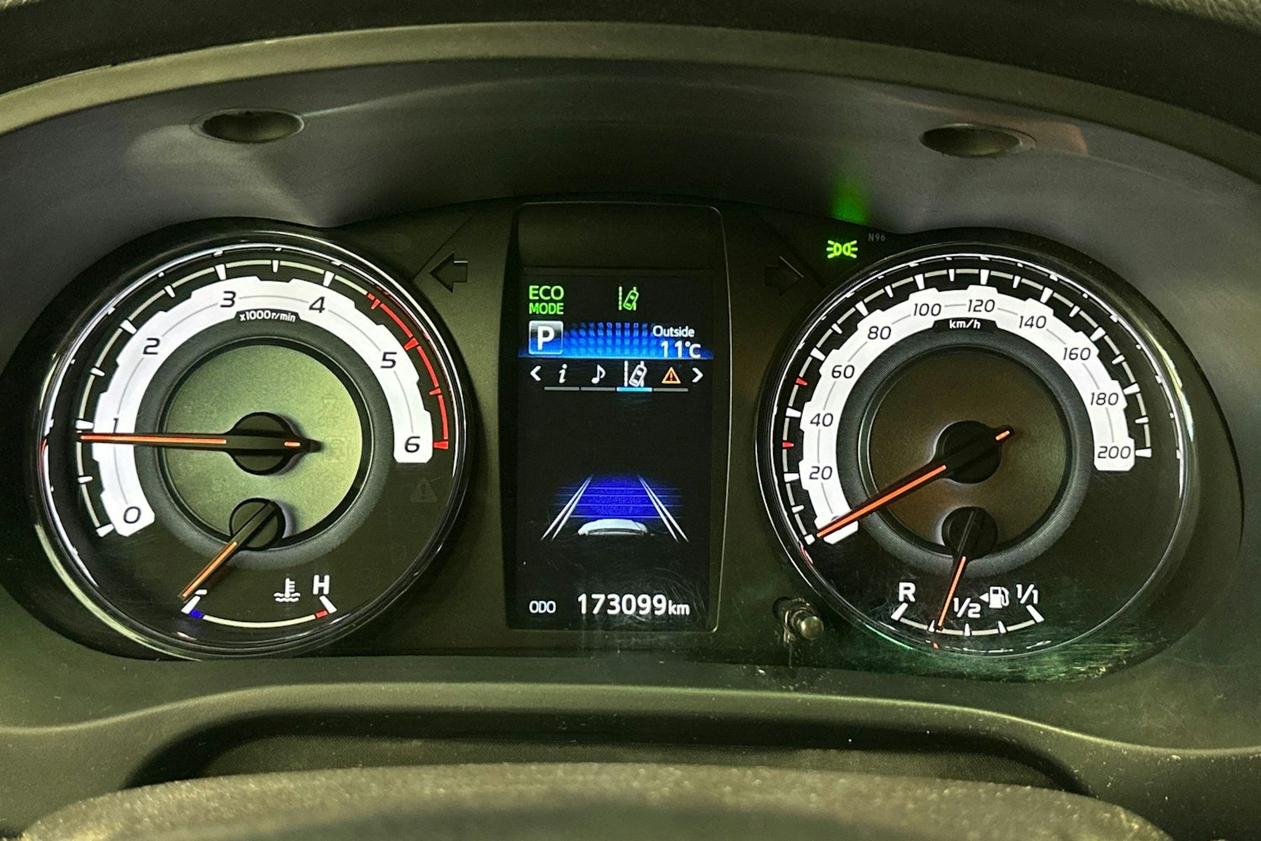 oranssi Toyota Hilux 2018 kuva 16.
