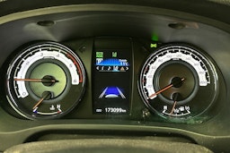 oranssi Toyota Hilux 2018 kuva 16.