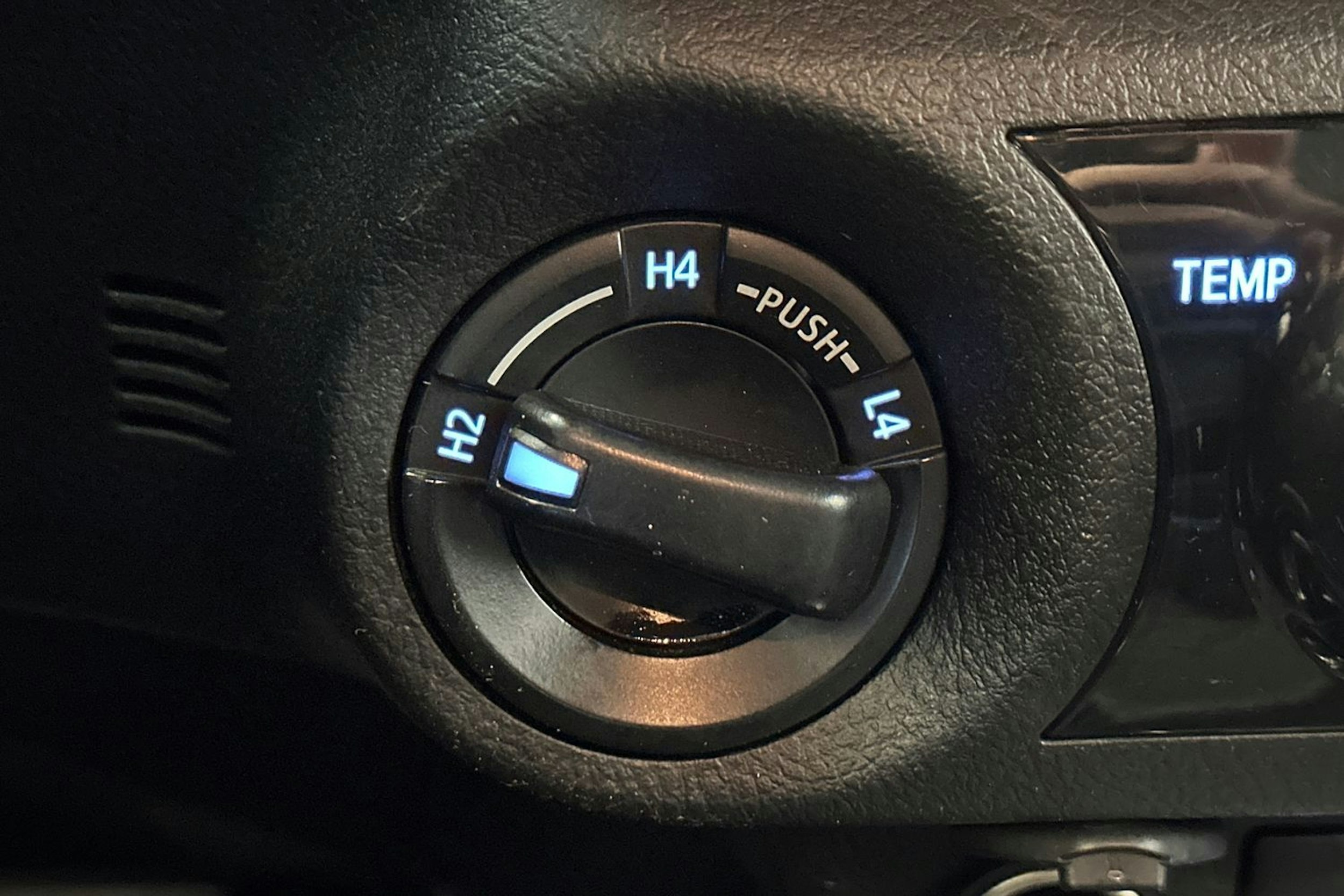 oranssi Toyota Hilux 2018 kuva 22.
