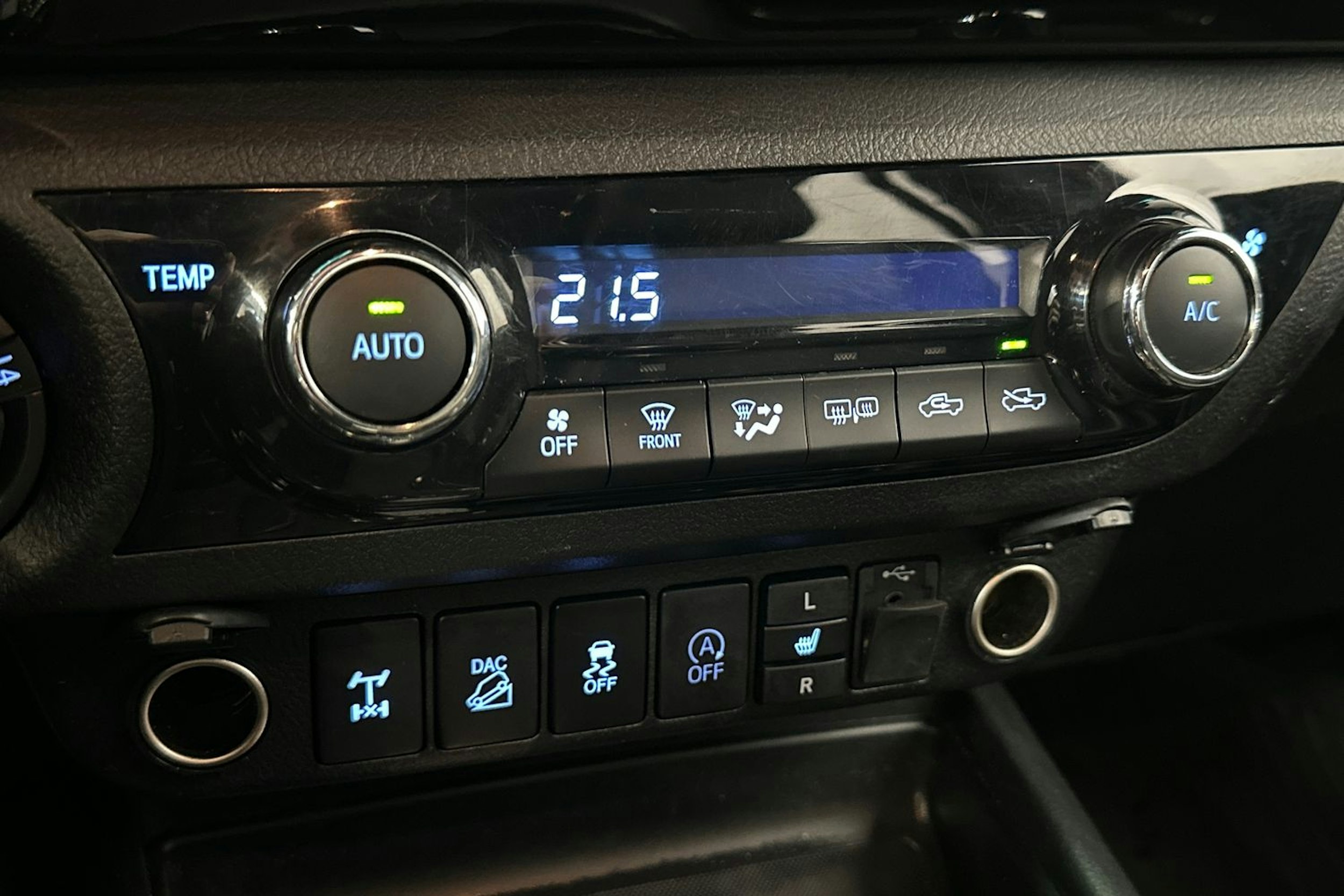 oranssi Toyota Hilux 2018 kuva 23.