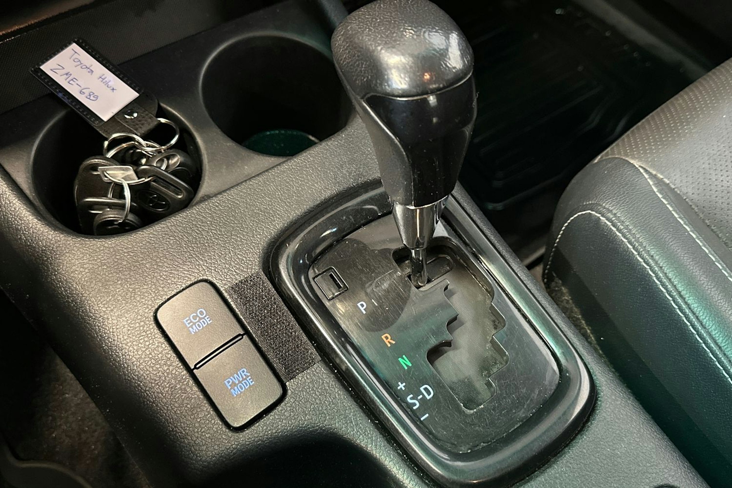 oranssi Toyota Hilux 2018 kuva 24.