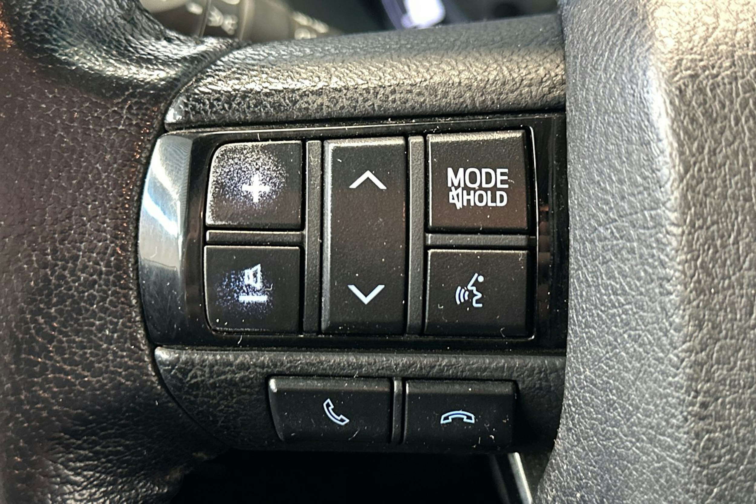 oranssi Toyota Hilux 2018 kuva 26.