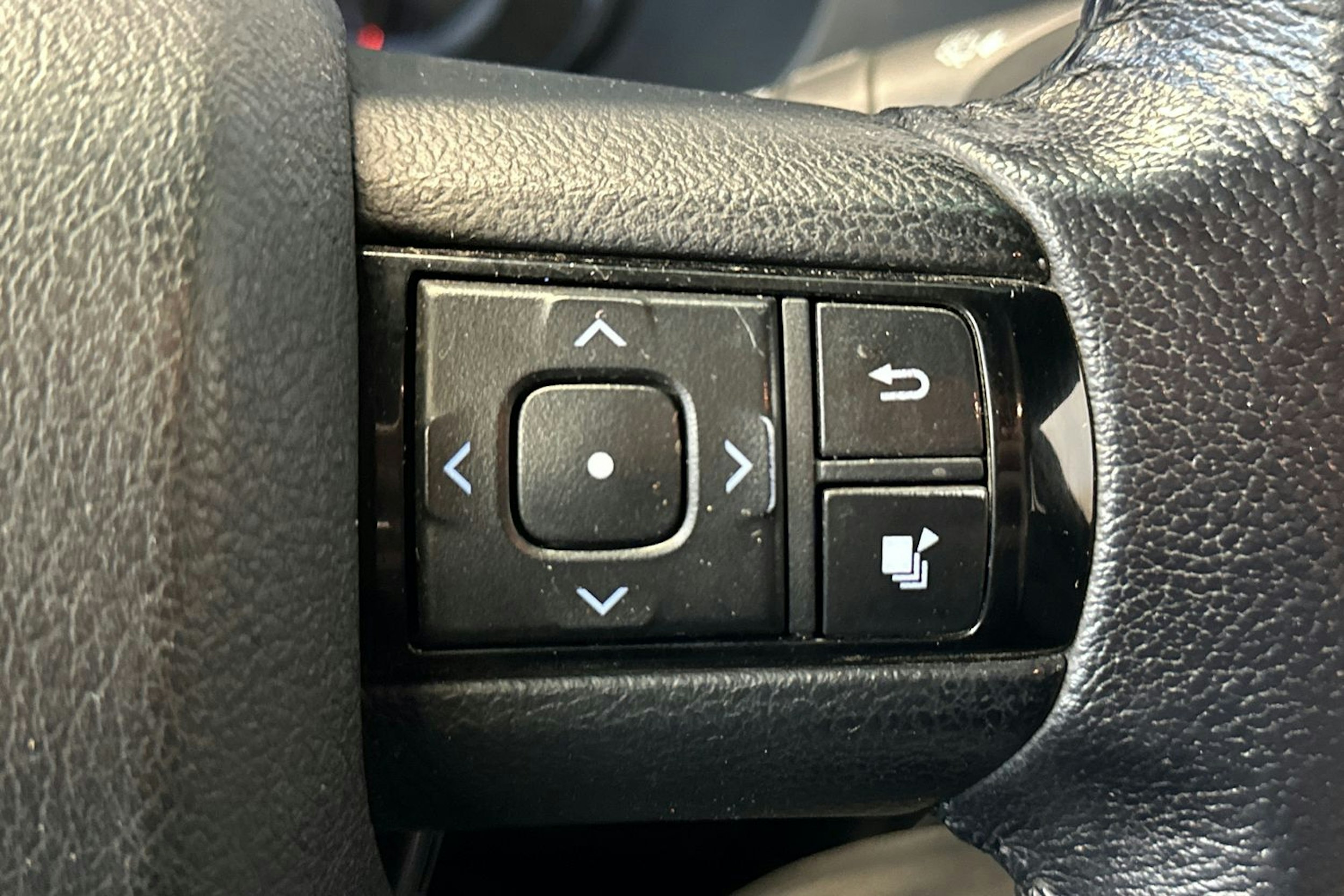 oranssi Toyota Hilux 2018 kuva 27.