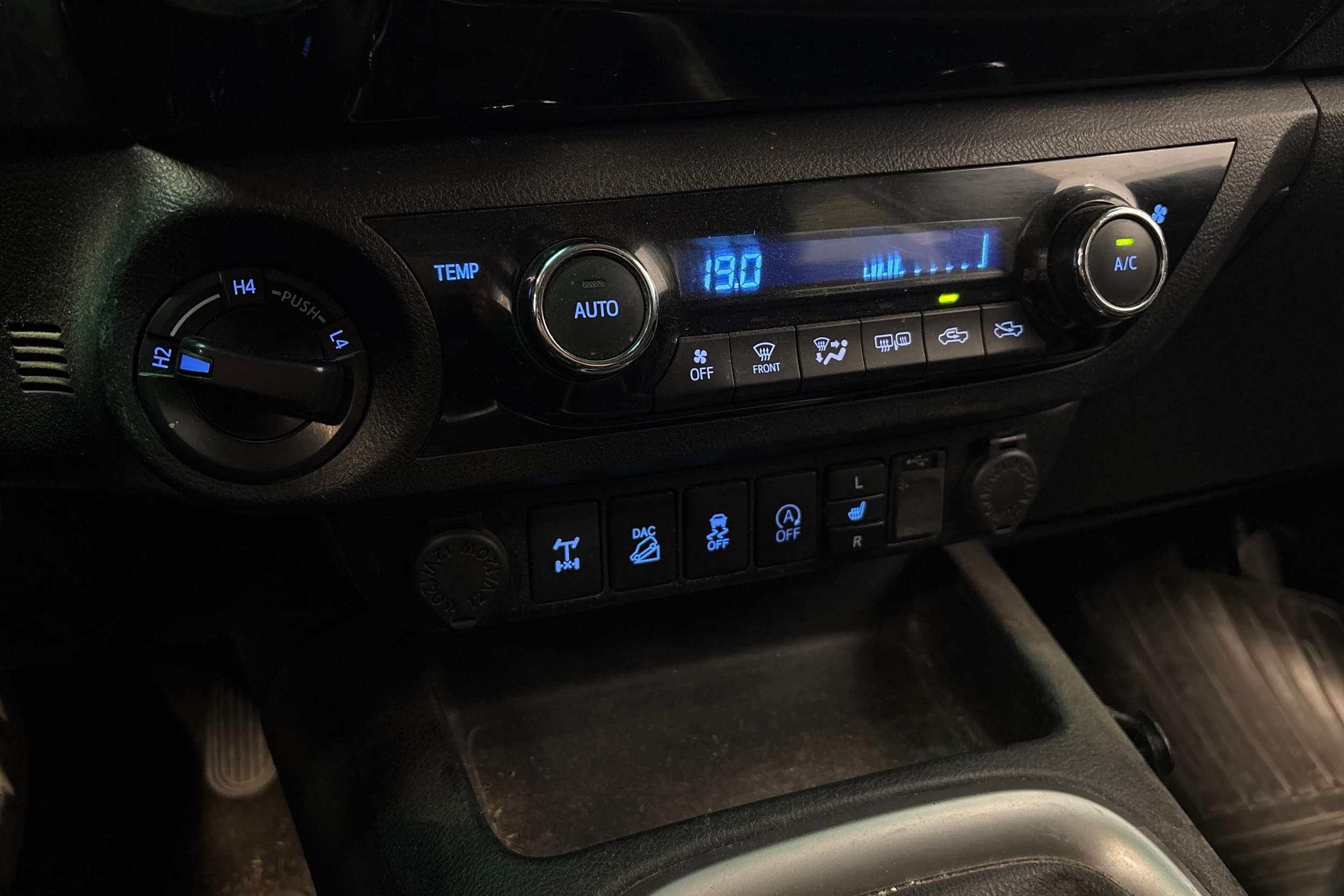punainen Toyota Hilux 2019 kuva 7.