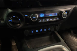 punainen Toyota Hilux 2019 kuva 7.