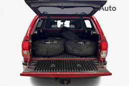 punainen Toyota Hilux 2019 kuva 9.