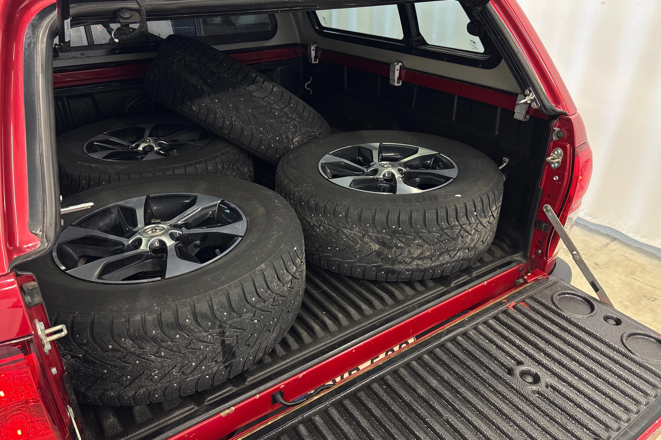 punainen Toyota Hilux 2019 kuva 10.