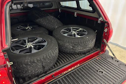 punainen Toyota Hilux 2019 kuva 10.
