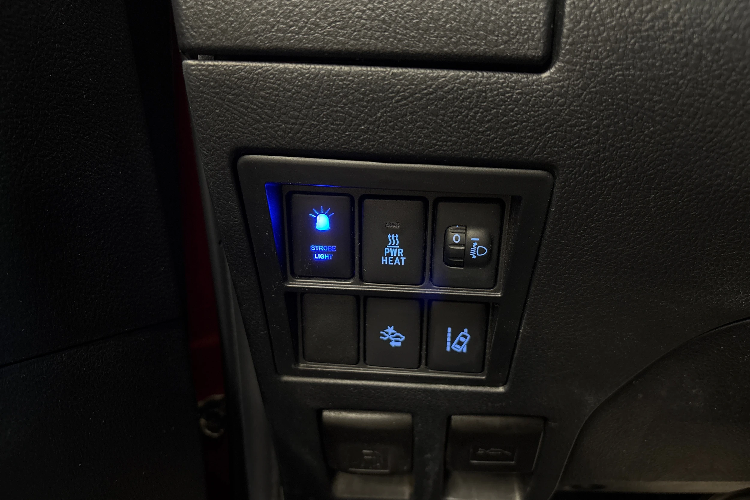 punainen Toyota Hilux 2019 kuva 12.