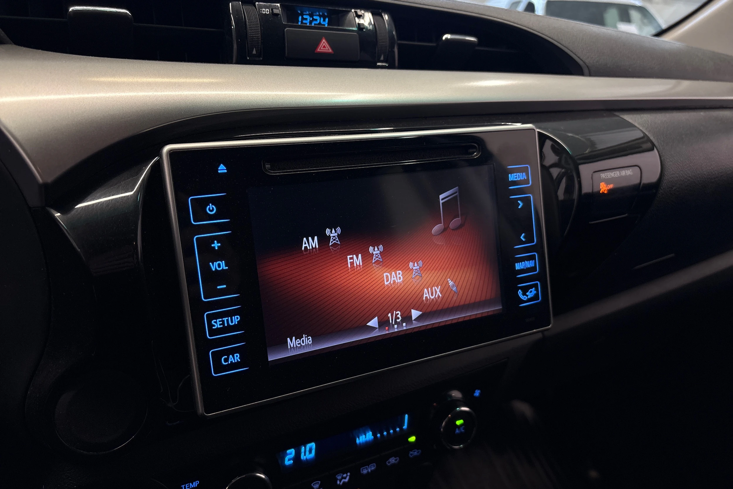 punainen Toyota Hilux 2019 kuva 14.