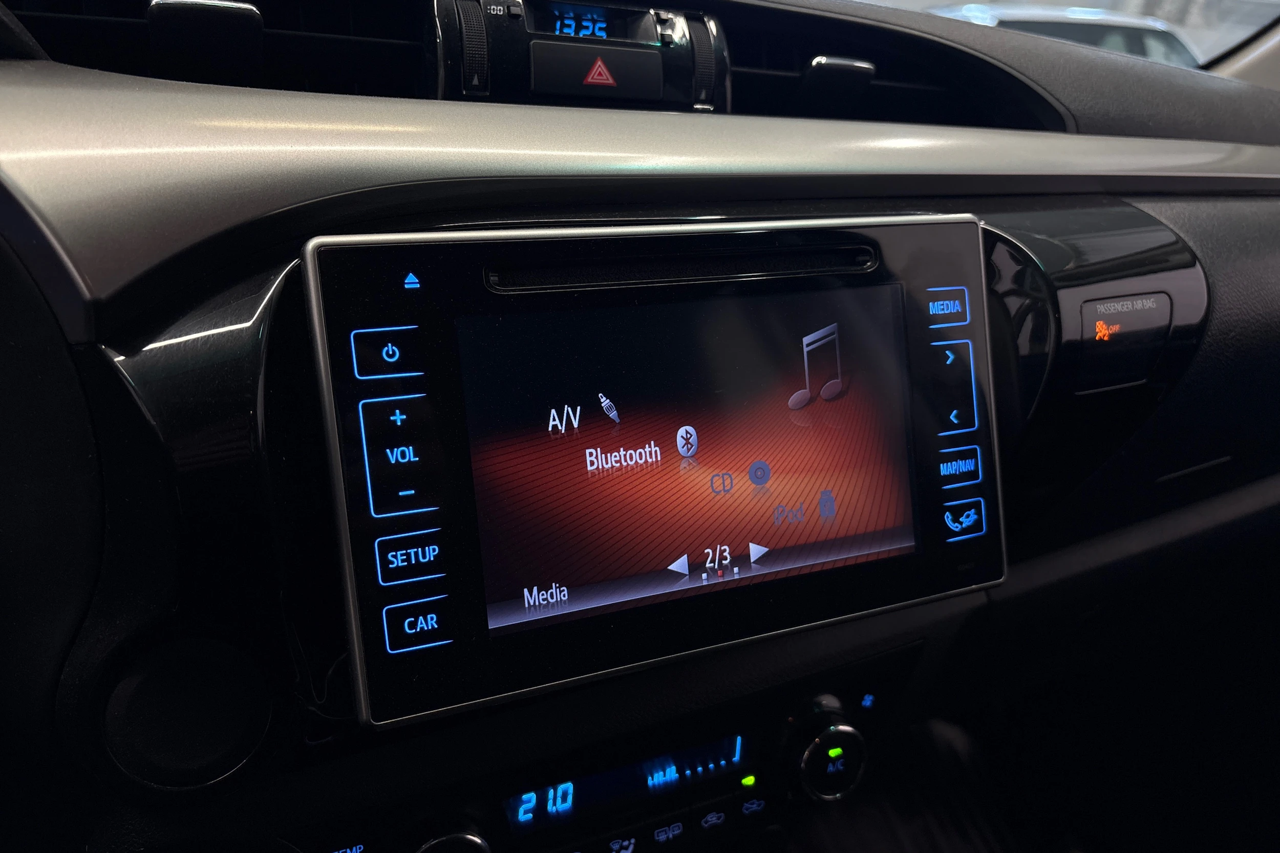 punainen Toyota Hilux 2019 kuva 15.