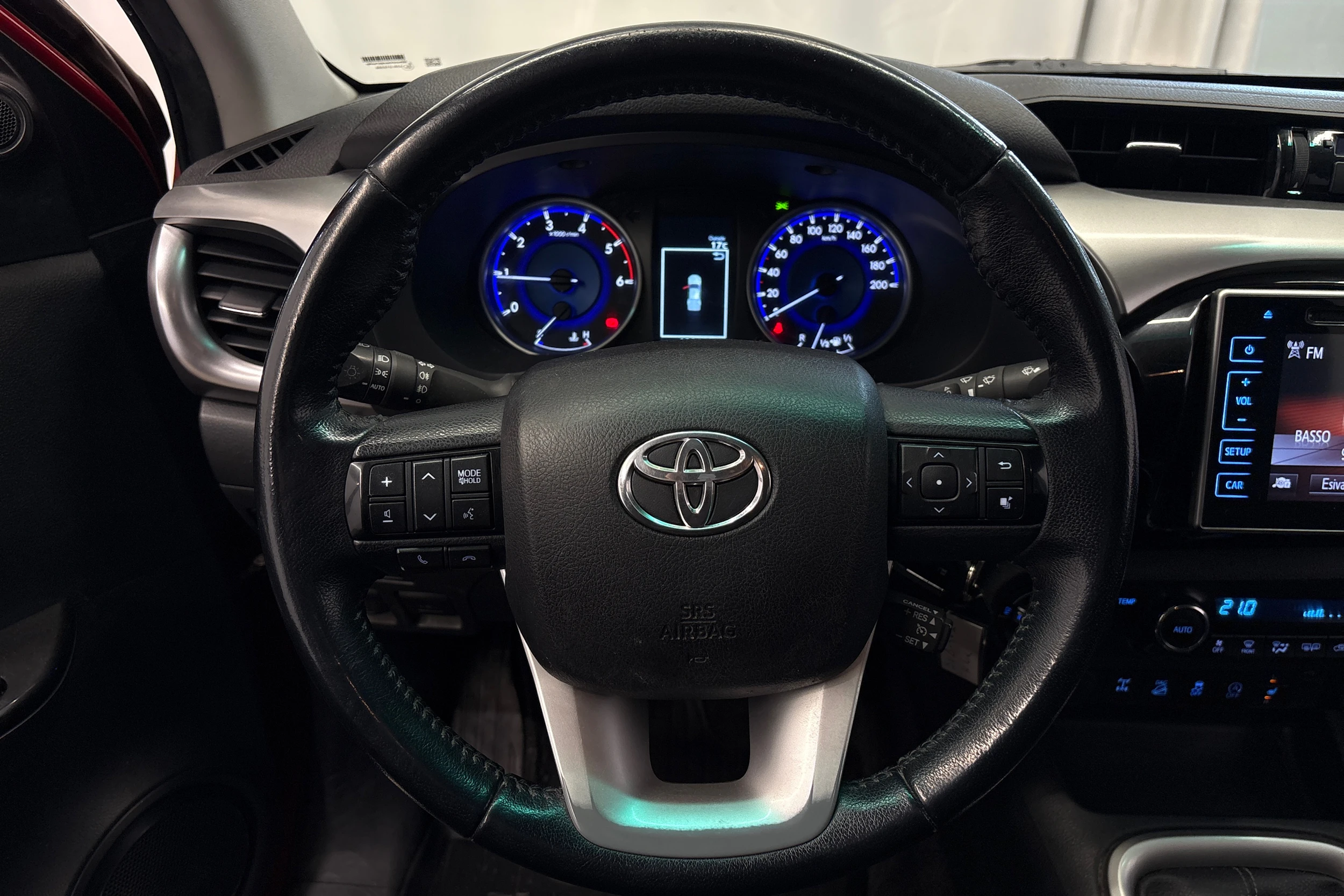 punainen Toyota Hilux 2019 kuva 16.