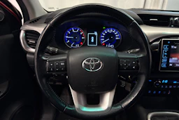 punainen Toyota Hilux 2019 kuva 16.