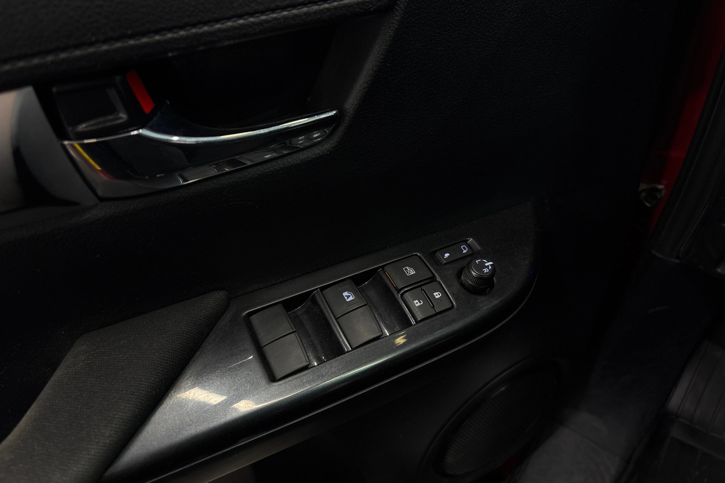 punainen Toyota Hilux 2019 kuva 17.