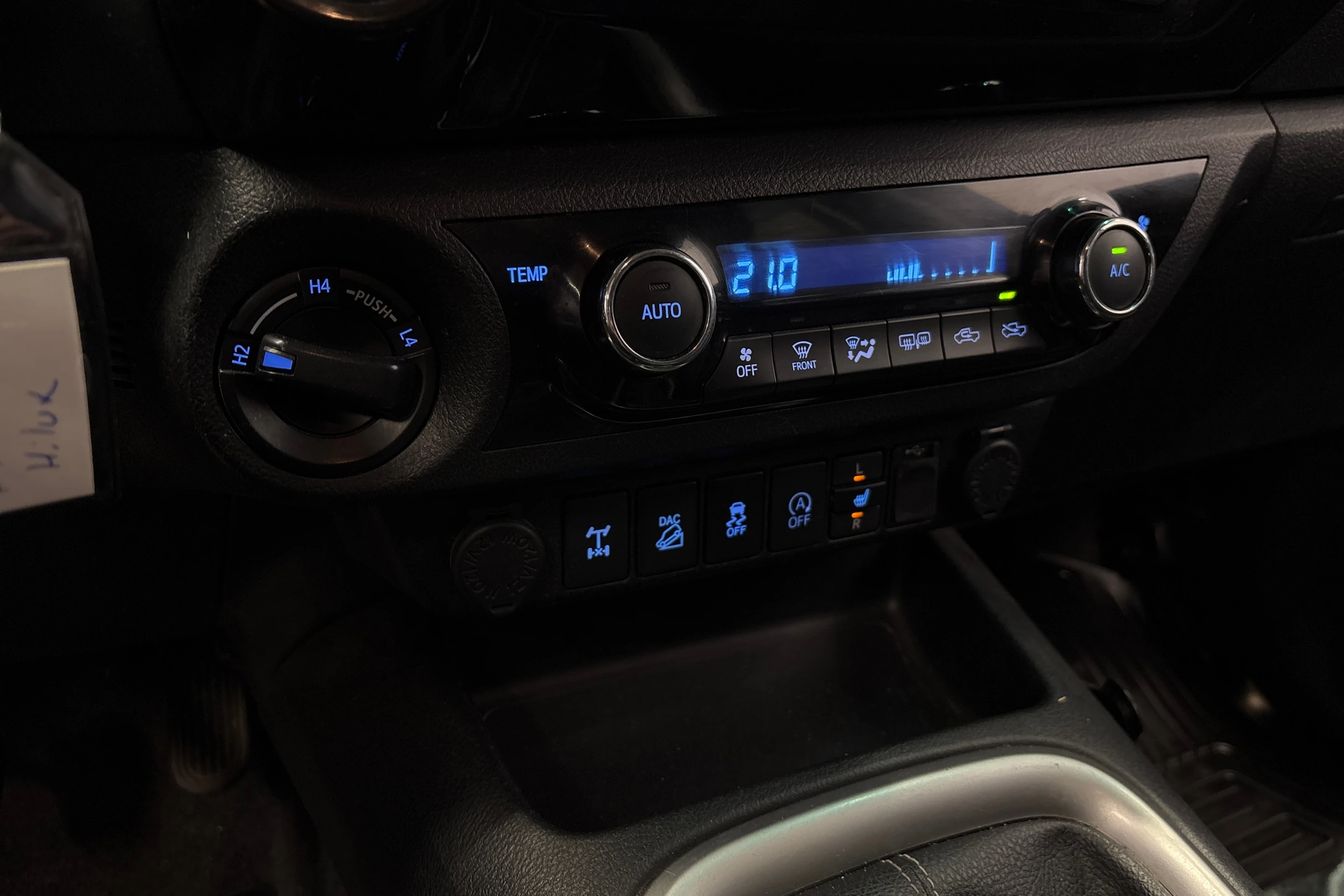punainen Toyota Hilux 2019 kuva 18.