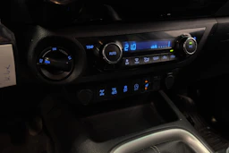 punainen Toyota Hilux 2019 kuva 18.