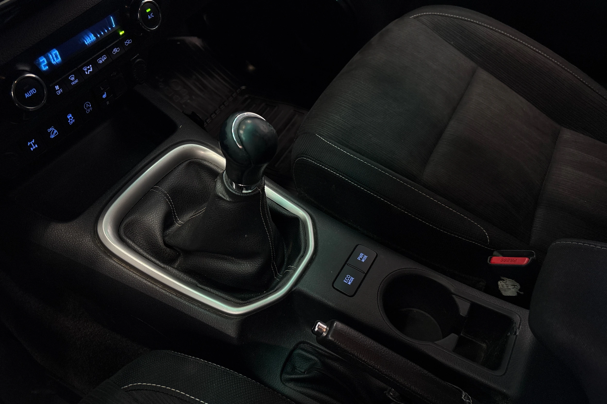 punainen Toyota Hilux 2019 kuva 19.
