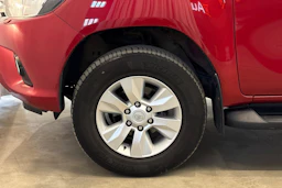 punainen Toyota Hilux 2019 kuva 20.