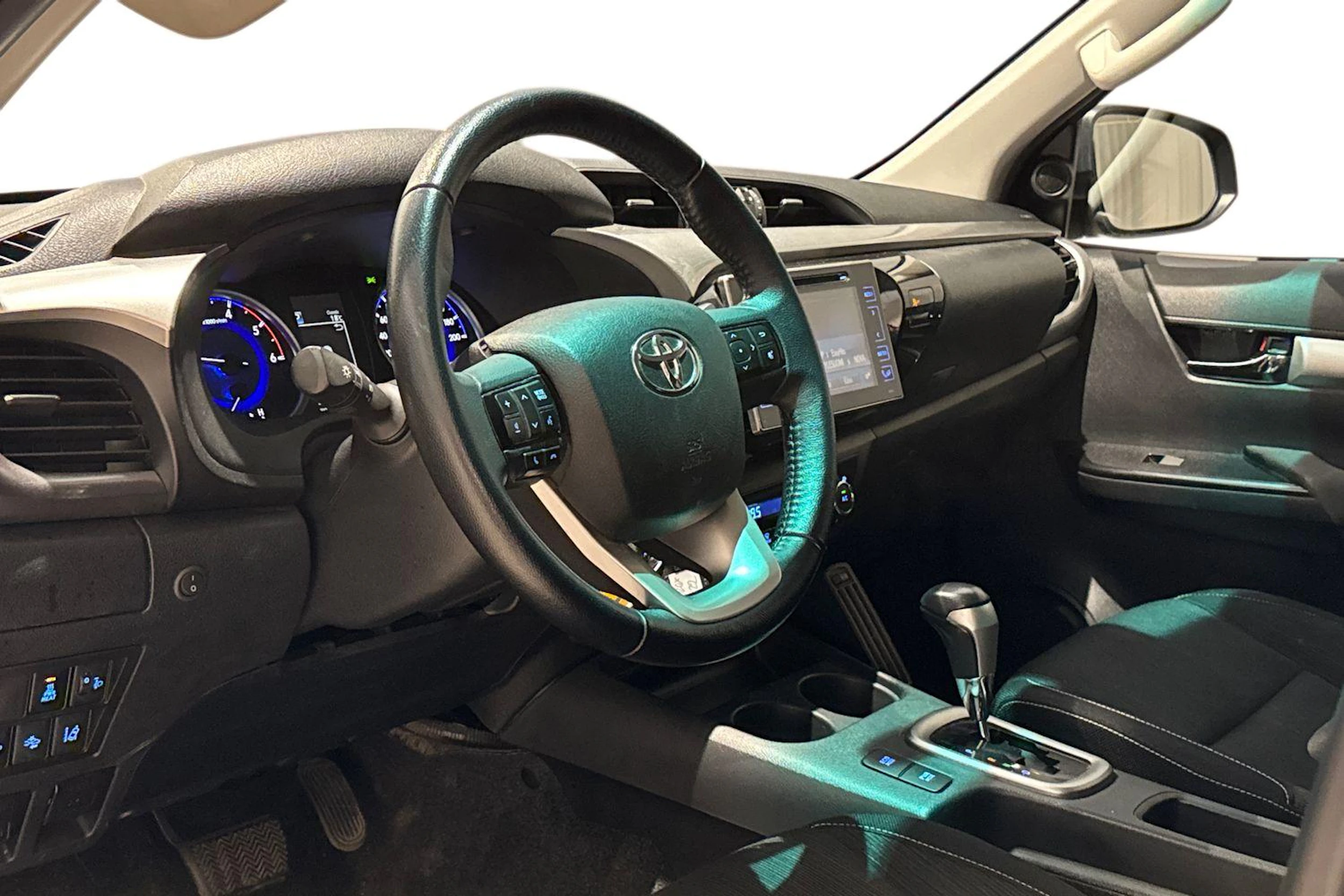 harmaa Toyota Hilux 2019 kuva 8.