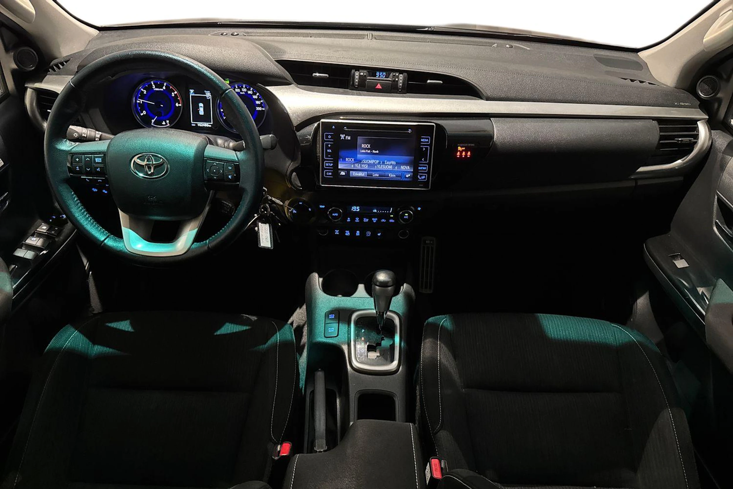 harmaa Toyota Hilux 2019 kuva 9.