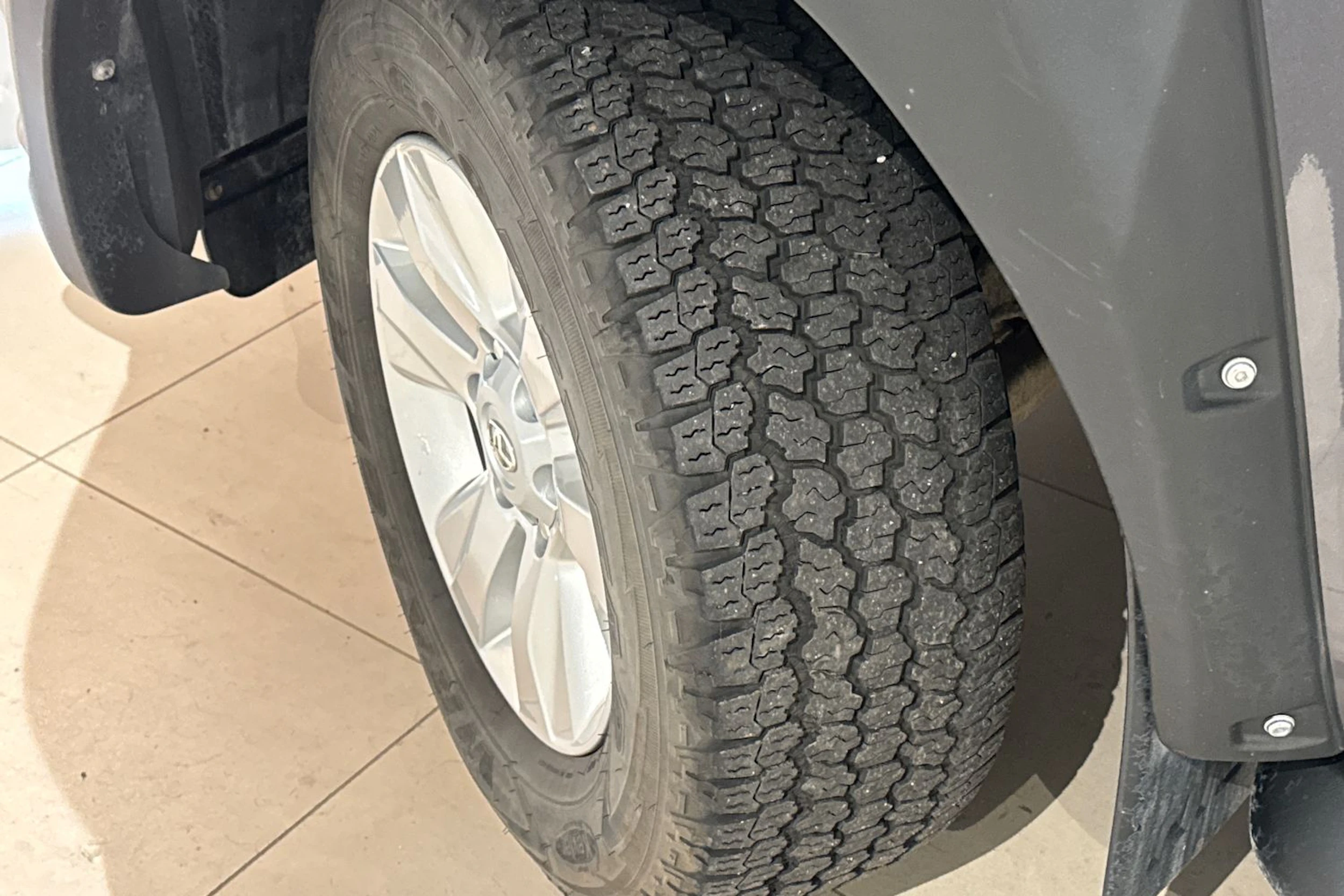 harmaa Toyota Hilux 2019 kuva 13.