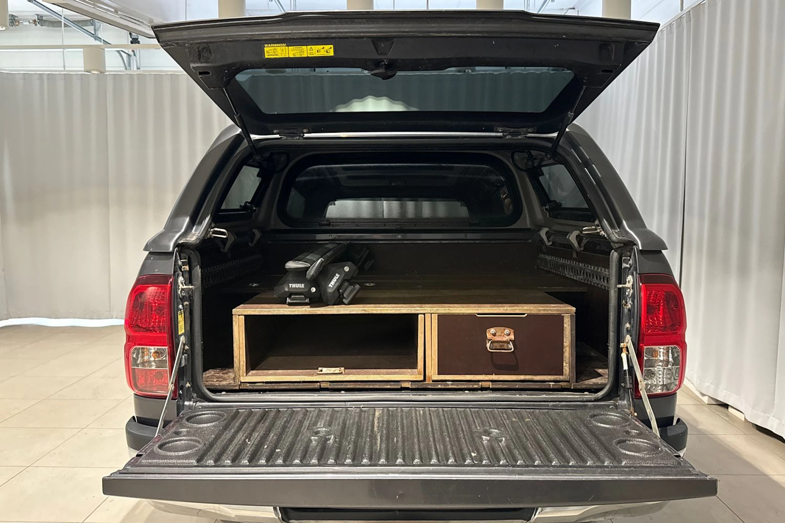 harmaa Toyota Hilux 2019 kuva 15.