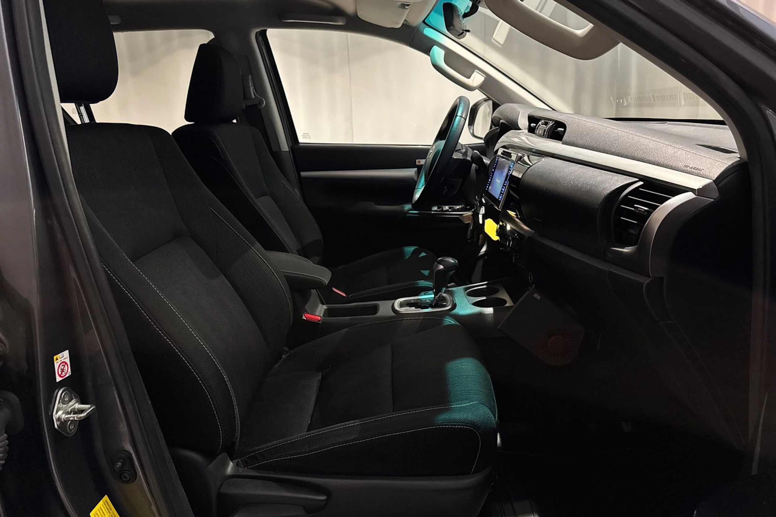 harmaa Toyota Hilux 2019 kuva 17.