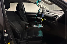 harmaa Toyota Hilux 2019 kuva 17.