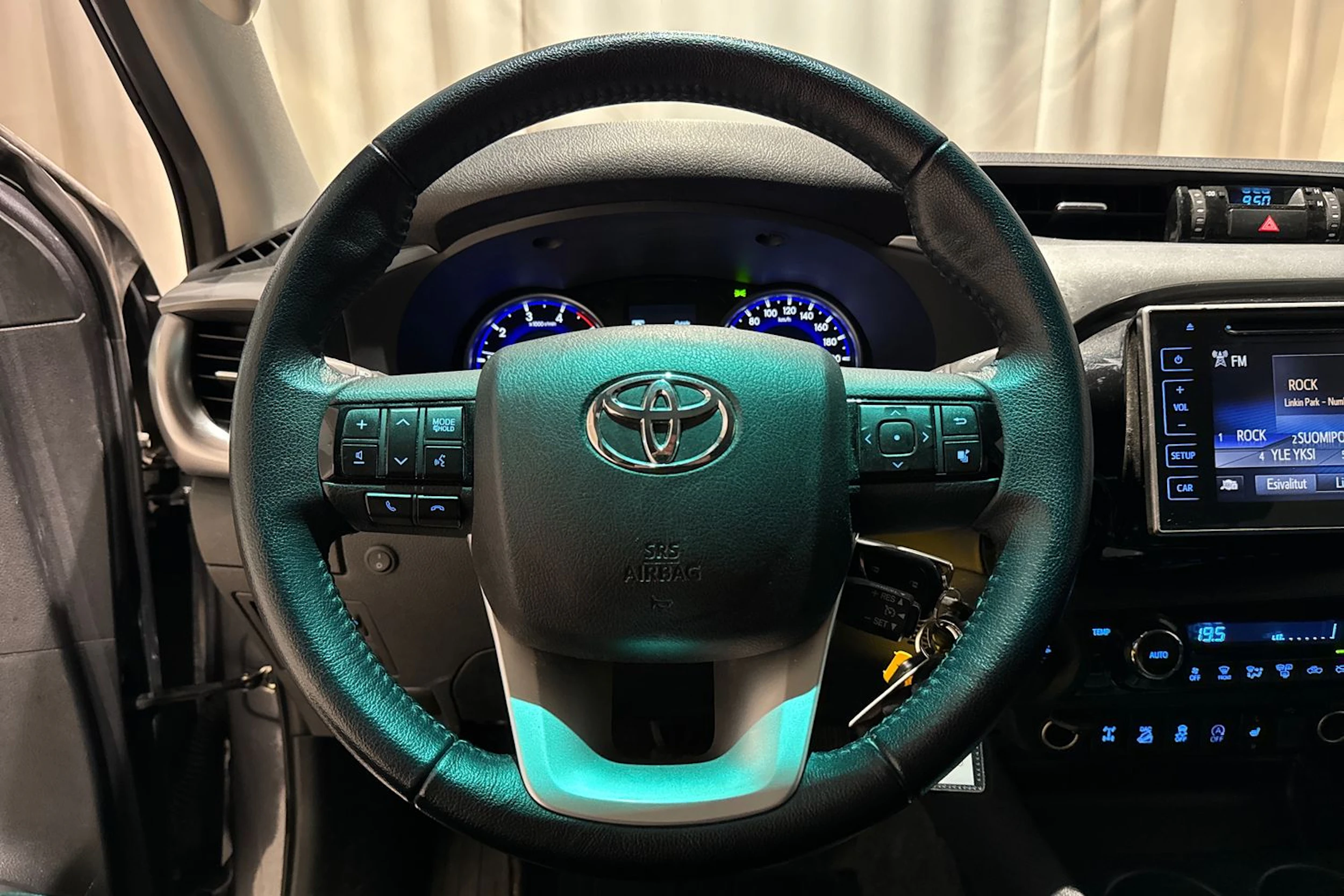harmaa Toyota Hilux 2019 kuva 18.