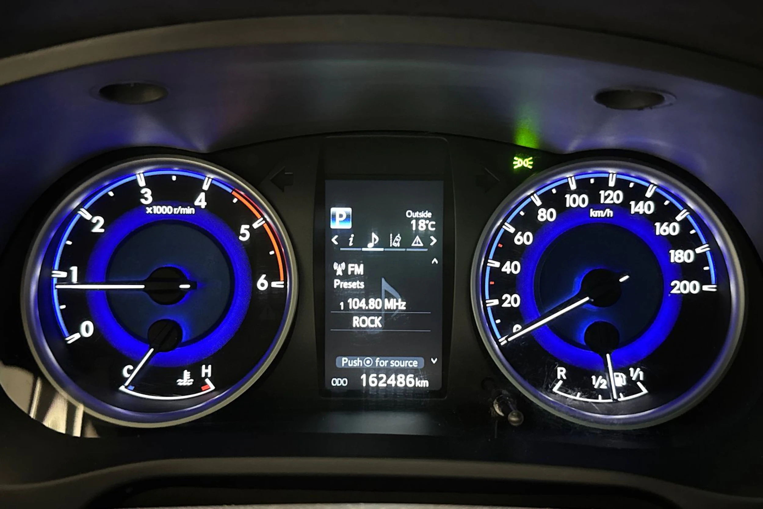 harmaa Toyota Hilux 2019 kuva 20.