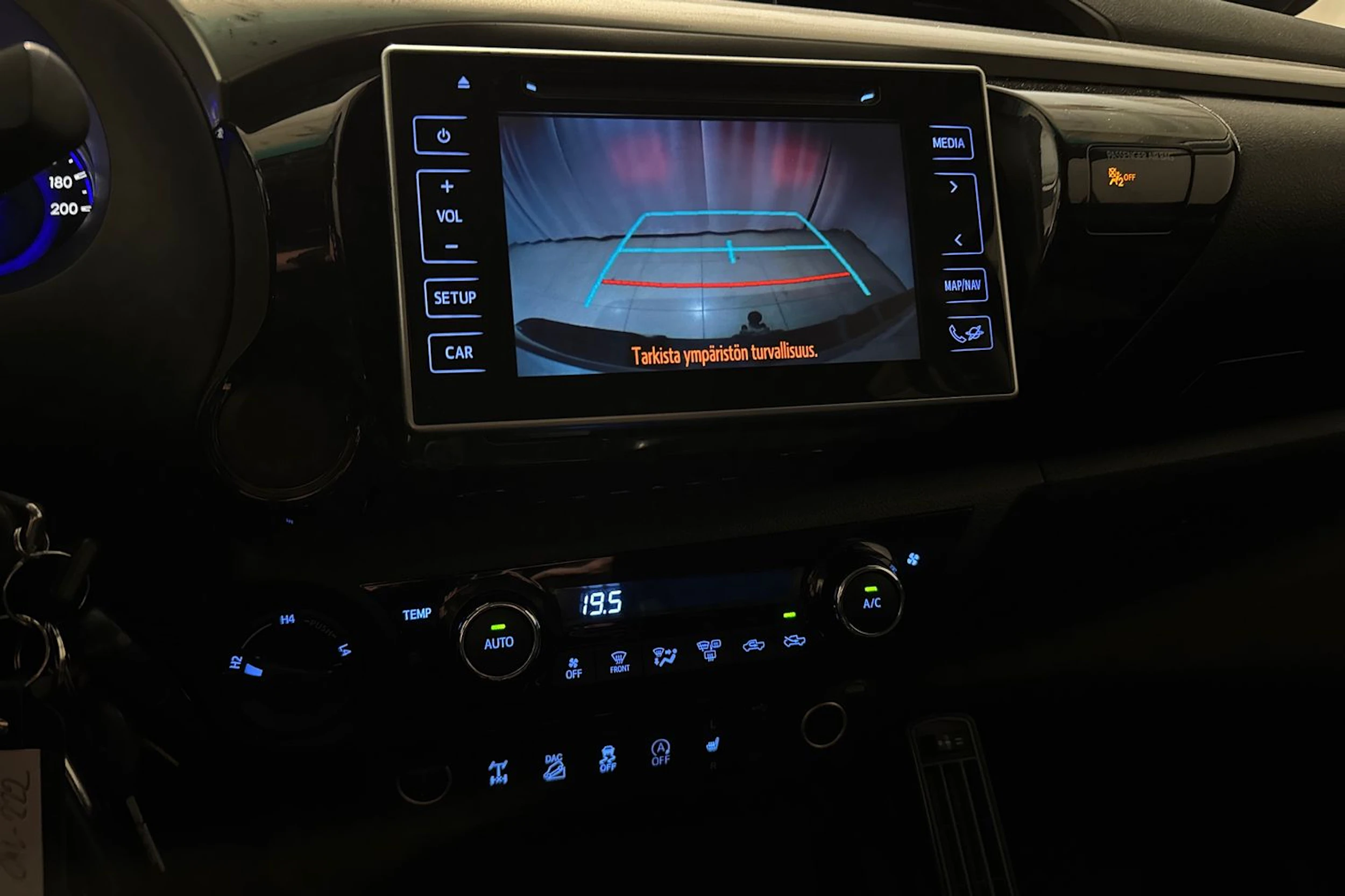harmaa Toyota Hilux 2019 kuva 21.
