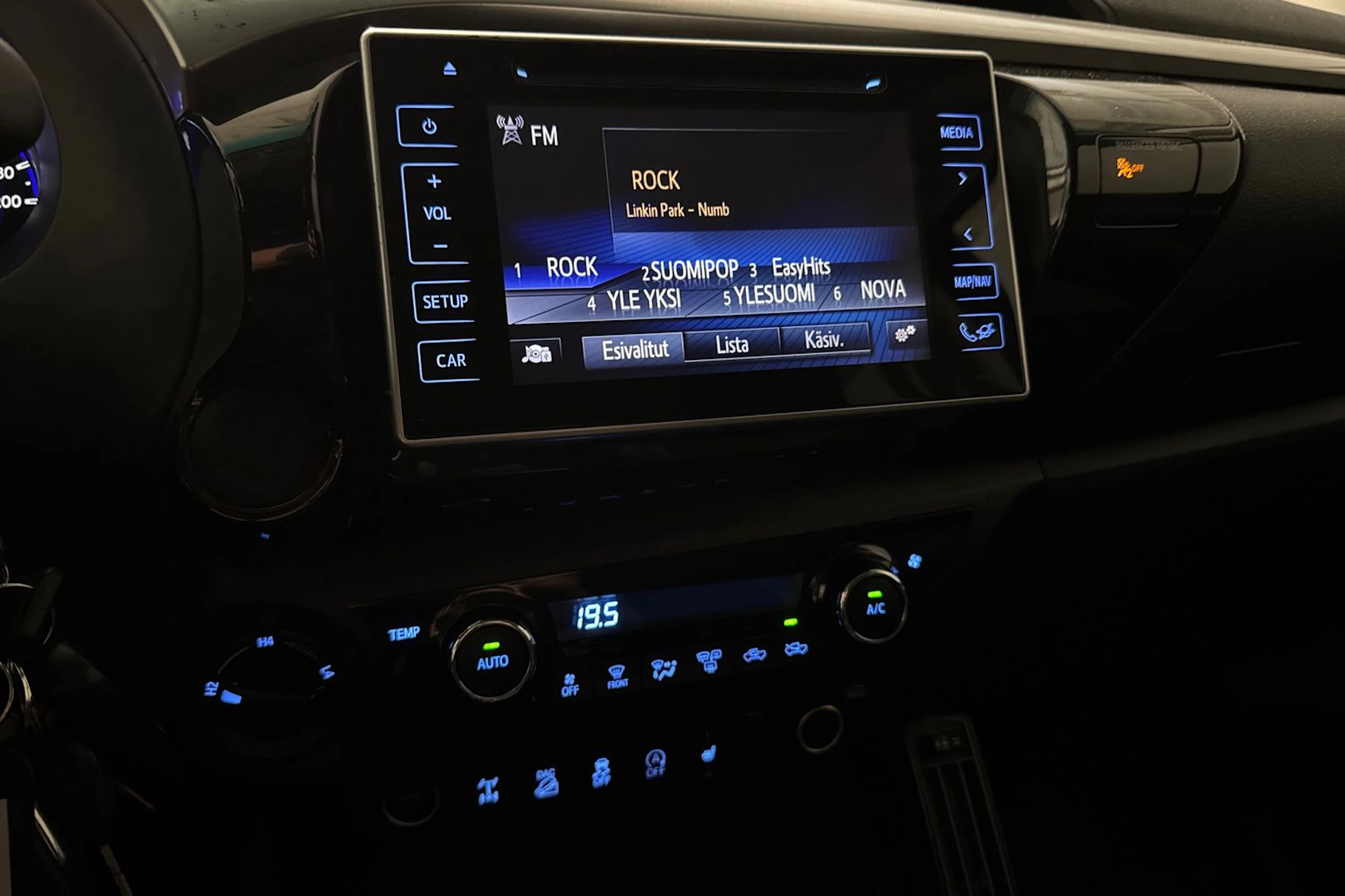 harmaa Toyota Hilux 2019 kuva 22.