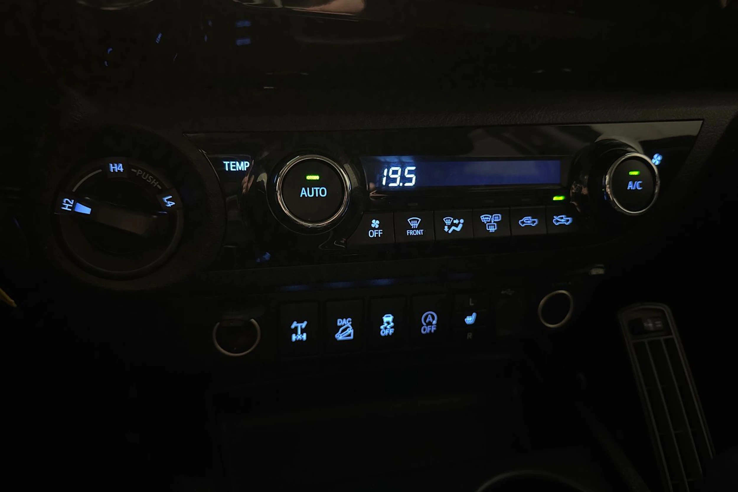 harmaa Toyota Hilux 2019 kuva 24.