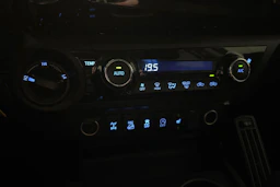 harmaa Toyota Hilux 2019 kuva 24.